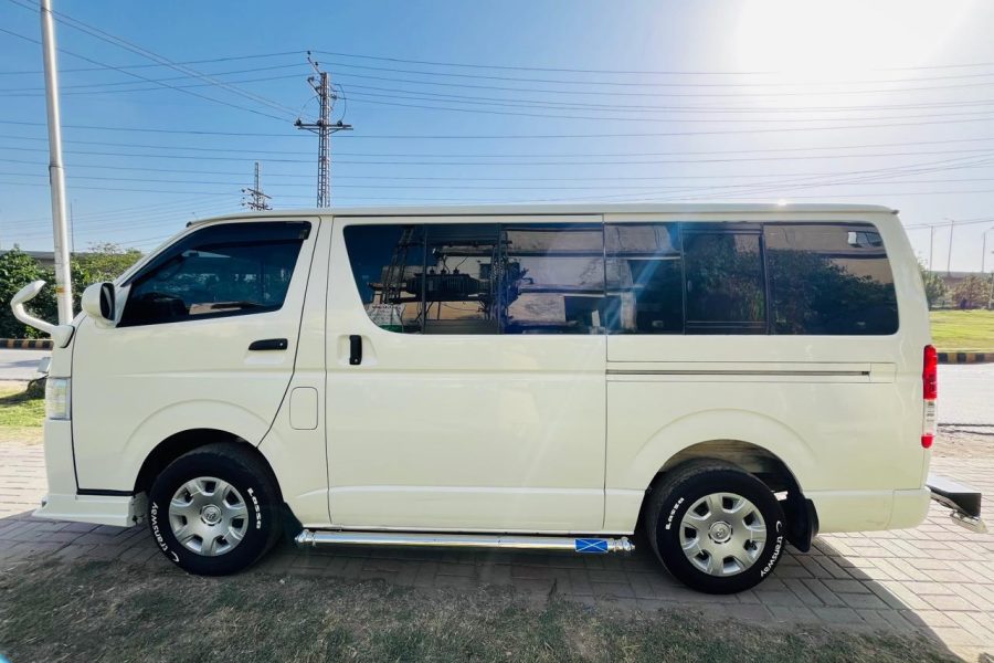 Toyota HiAce Grand Cabin LES-1728