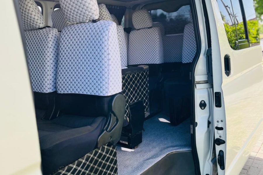 Toyota HiAce Grand Cabin LES-1728