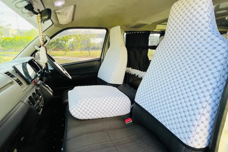Toyota HiAce Grand Cabin LES-1728